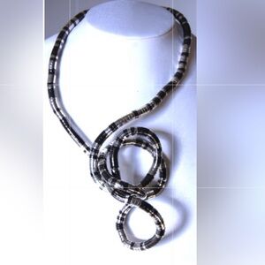 Sneak Twist Necklace